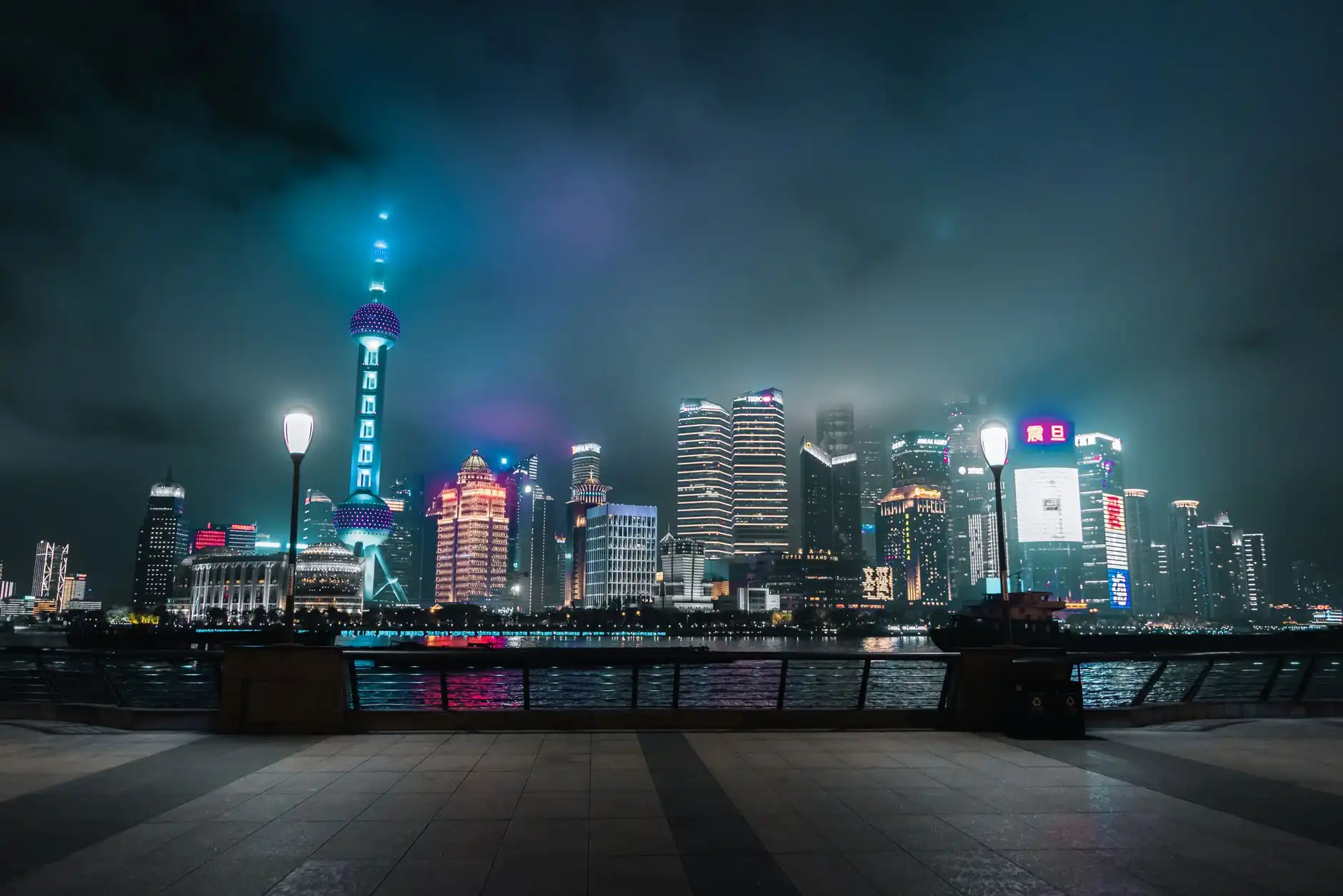 常德商户代取代办需求对比：自建配送团队与飞跑跑腿合作模式分析